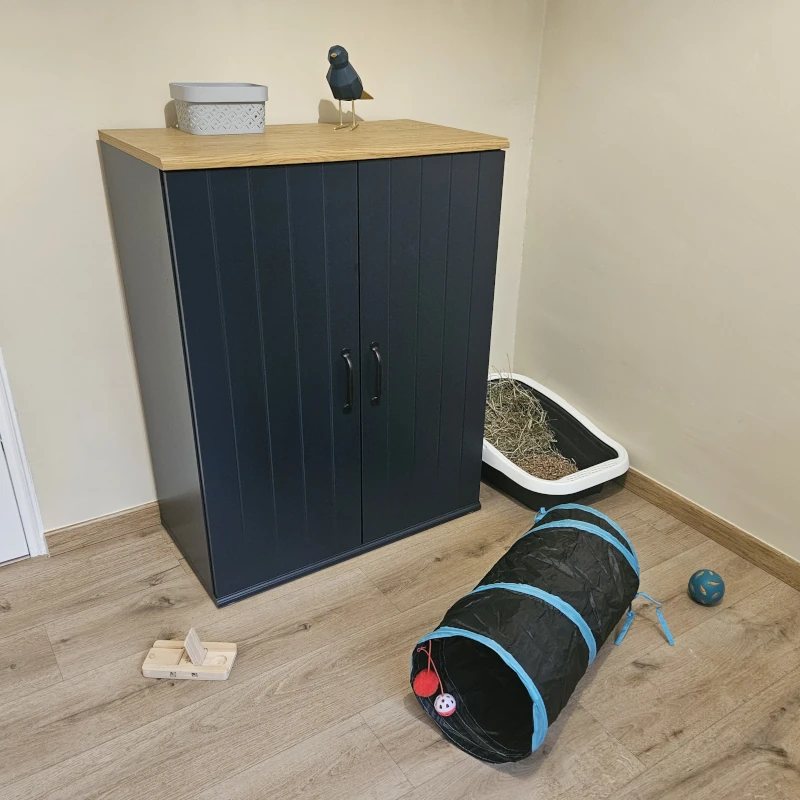 Chambre Calidà : armoire bleu marine et coin foin pour lapin — pension chat et lapin à Nîmes